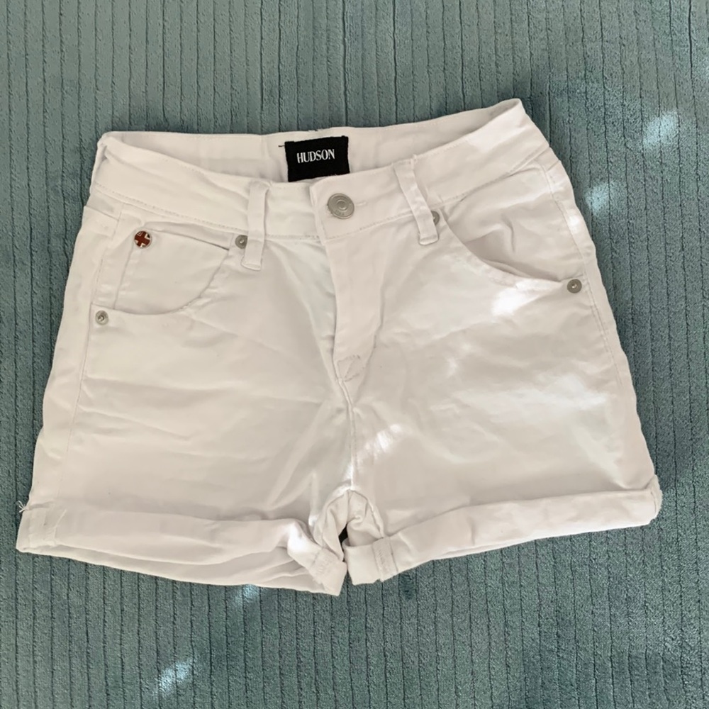 🤍White Hudson Jean shorts girls cute detailing and pockets🤍